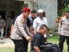 Kapolres Lhokseumawe Sambangi Warga Nisam, Serahkan Kursi Roda untuk Bantu Mobilitas Abdullah
