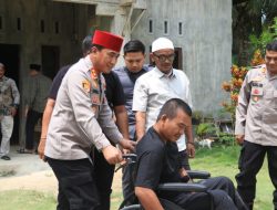 Kapolres Lhokseumawe Sambangi Warga Nisam, Serahkan Kursi Roda untuk Bantu Mobilitas Abdullah