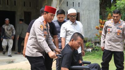 Kapolres Lhokseumawe Sambangi Warga Nisam, Serahkan Kursi Roda untuk Bantu Mobilitas Abdullah