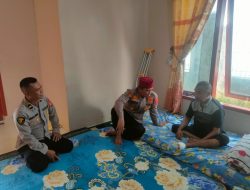 Kapolres Lhokseumawe Jenguk Aiptu Nurdin yang Sakit, Beri Dukungan dan Bantuan