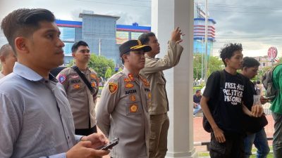 Polisi Kawal Aksi Mahasiswa UNIMAL di Kantor Wali Kota Lhokseumawe