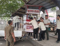 Satpol PP Lhokseumawe Tertibkan PKL yang Tinggalkan Barang Dagangan di Trotoar