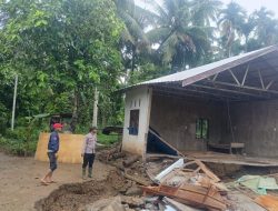 Rumah Warga di Sawang Rusak Akibat Luapan Sungai, Polsek Lakukan Monitoring dan Evakuasi