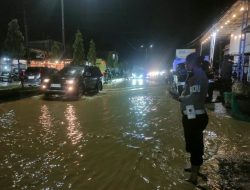 Hujan Deras Picu Genangan di Jalur Medan-Banda Aceh, Polsek Muara Satu Atur Arus Lalu Lintas
