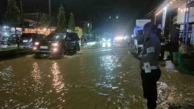 Hujan Deras Picu Genangan di Jalur Medan-Banda Aceh, Polsek Muara Satu Atur Arus Lalu Lintas