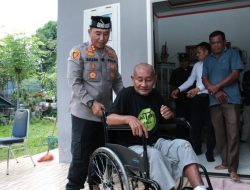 Kapolres Lhokseumawe Bantu Kursi Roda dan Sembako Warga Muara Dua