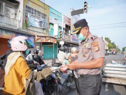 Kapolres Lhokseumawe Turun ke Jalan, Atur Lalu Lintas dan Bagikan Masker Cegah Dampak Kabut Asap