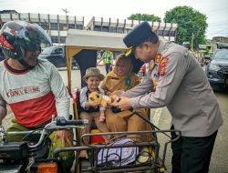Hari Pertama Operasi Patuh Seulawah, Kapolres Lhokseumawe Bagikan Helm dan Boneka Kepada Anak-anak