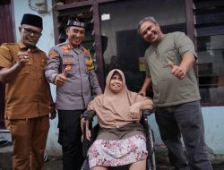 Kapolres Lhokseumawe Bantu Kursi Roda dan Sembako untuk Lansia Lumpuh di Pusong Baru