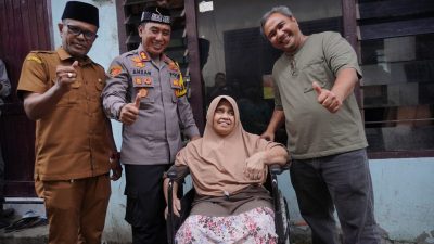 Kapolres Lhokseumawe Bantu Kursi Roda dan Sembako untuk Lansia Lumpuh di Pusong Baru
