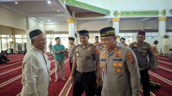 Jumat Keliling, Kapolres Lhokseumawe Salat Berjamaah dan Serahkan Bantuan Untuk Masjid Baiturrahman