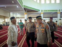 Jumat Keliling, Kapolres Lhokseumawe Salat Berjamaah dan Serahkan Bantuan Untuk Masjid Baiturrahman