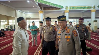 Jumat Keliling, Kapolres Lhokseumawe Salat Berjamaah dan Serahkan Bantuan Masjid Baturrahman